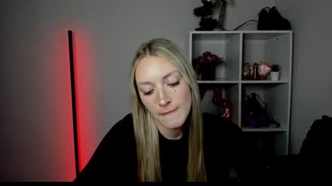 evelynblond online show from July 6, 2026, 3:03 pm