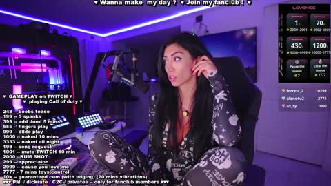 Snapshot of evelyne92 chatting on December 20, 2024, 5:57 am Evelyne online show from December 20, 2024, 5:57 am