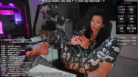 Snapshot of evelyne92 chatting on December 20, 2024, 9:00 am Evelyne online show from December 20, 2024, 9:00 am