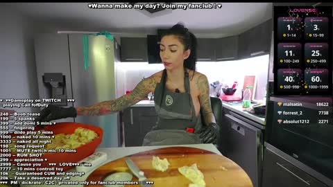 Snapshot of evelyne92 chatting on December 24, 2024, 3:49 am Evelyne online show from December 24, 2024, 3:49 am