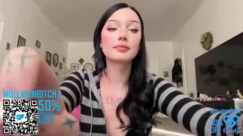 Snapshot of evelynforever chatting on December 17, 2025, 10:05 pm Evelyn online show from December 17, 2025, 10:05 pm