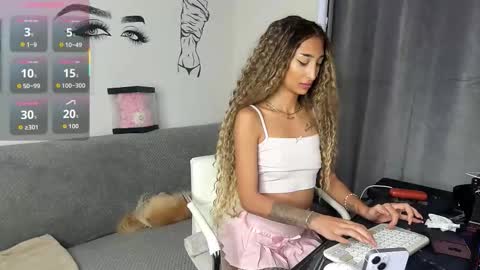 Snapshot of evelynhais chatting on November 13, 2025, 2:16 pm Evelyn online show from November 13, 2025, 2:16 pm