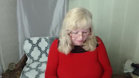 Snapshot of evelynloveshy chatting on May 4, 2026, 7:10 pm BarbaraBlondy online show from May 4, 2026, 7:10 pm