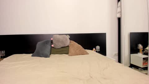 Evelyne online show from March 2, 2026, 10:05 pm