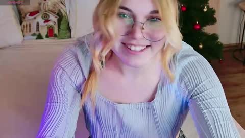evie_val online show from December 14, 2025, 5:29 pm