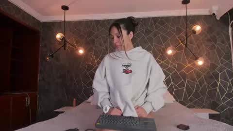 Snapshot of evolette_angels chatting on September 16, 2025, 9:27 pm EVOLETTE ANGELS online show from September 16, 2025, 9:27 pm