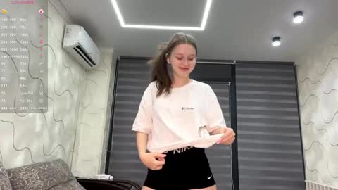 Snapshot of evonnesilvestre chatting on November 9, 2025, 3:10 pm Eva online show from November 9, 2025, 3:10 pm