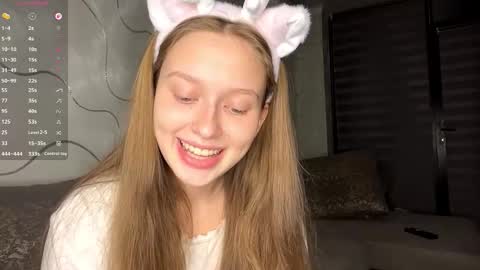 Snapshot of evonnesilvestre chatting on November 19, 2025, 3:23 pm Eva online show from November 19, 2025, 3:23 pm