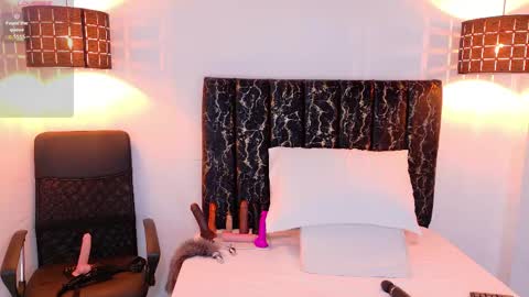 evvaa_moon online show from April 11, 2026, 12:53 pm