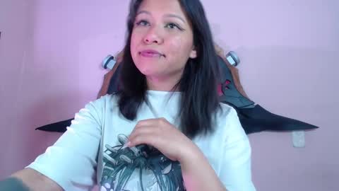 Snapshot of evybubbles_ chatting on November 4, 2025, 2:27 pm Im Evy online show from November 4, 2025, 2:27 pm