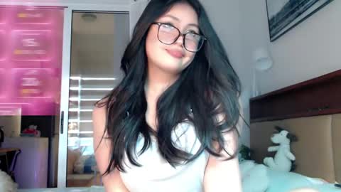 Candy  online show from May 13, 2026, 9:06 am