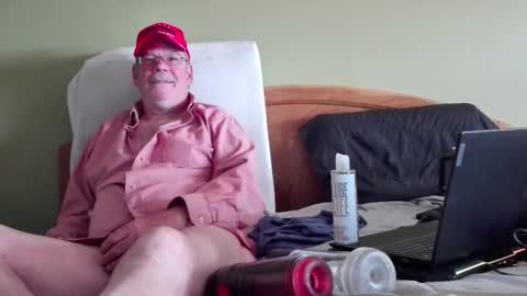 Snapshot of eyeswideshut63 chatting on October 30, 2025, 5:35 pm Eyeswideshut63 online show from October 30, 2025, 5:35 pm