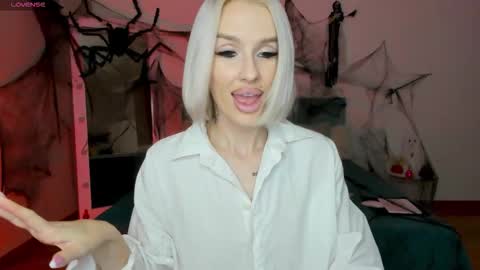 Snapshot of fallen1_angel chatting on October 26, 2025, 11:20 pm Lana online show from October 26, 2025, 11:20 pm