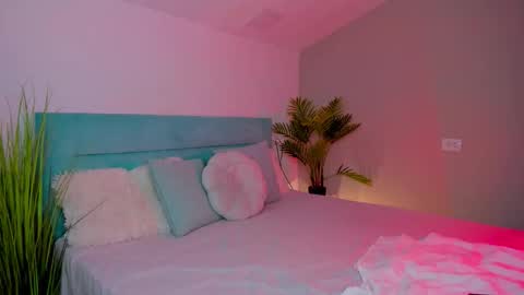 Snapshot of fallen1_angel chatting on November 20, 2025, 12:11 am Lana online show from November 20, 2025, 12:11 am