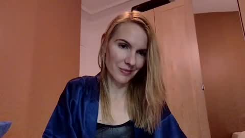 Snapshot of fanny_posy chatting on December 15, 2024, 2:30 am Fanny online show from December 15, 2024, 2:30 am