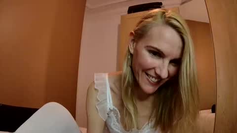 Snapshot of fanny_posy chatting on December 25, 2024, 12:16 am Fanny online show from December 25, 2024, 12:16 am