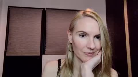 Snapshot of fanny_posy chatting on January 3, 2025, 1:27 am Fanny online show from January 3, 2025, 1:27 am