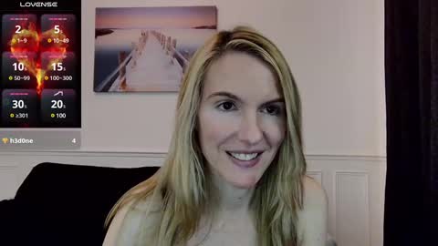 Snapshot of fanny_posy chatting on February 19, 2025, 12:03 am Fanny online show from February 19, 2025, 12:03 am