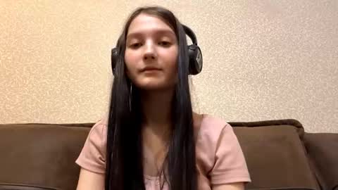 Aurora 18yo online show from December 2, 2025, 9:14 am