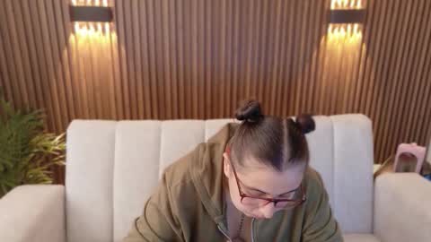 Feelena online show from November 13, 2025, 6:29 pm