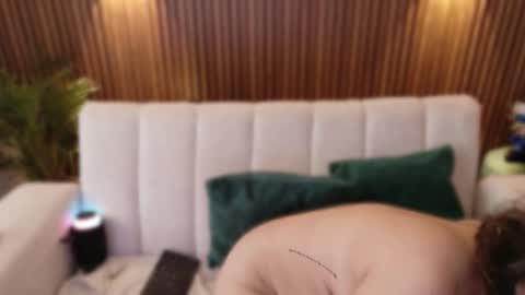 Feelena online show from November 26, 2025, 5:25 pm