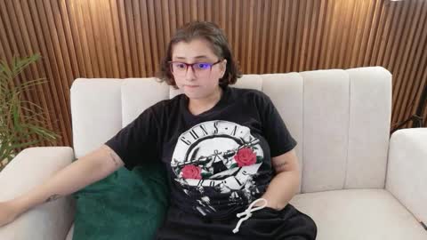 Feelena online show from December 22, 2025, 7:22 pm