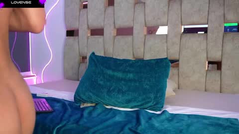 fernanda_thail_ online show from April 8, 2026, 8:09 pm