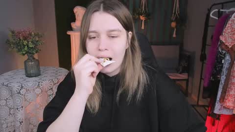 fiora online show from January 12, 2025, 5:03 am