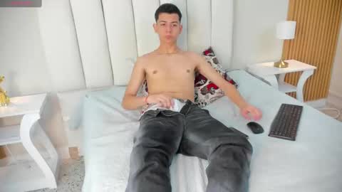 Nicolas online show from November 2, 2025, 1:46 pm