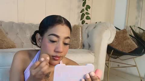 Flavia online show from December 4, 2025, 7:22 pm