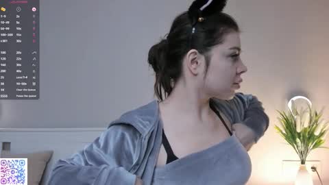 Doloras online show from December 15, 2025, 6:17 am