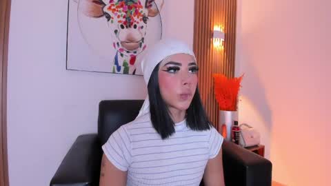 Snapshot of flor_pink chatting on April 29, 2026, 3:54 am Flor online show from April 29, 2026, 3:54 am