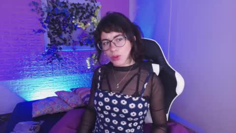 flora_blue online show from October 20, 2025, 11:43 am
