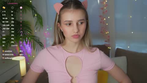 Adeline online show from December 25, 2024, 11:43 am