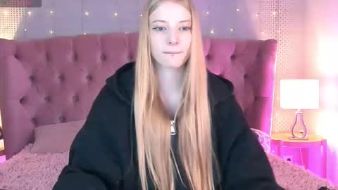 Snapshot of fluffy_ice chatting on September 19, 2025, 9:37 pm Mia online show from September 19, 2025, 9:37 pm