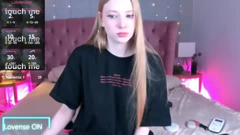 Snapshot of fluffy_ice chatting on October 24, 2025, 4:03 pm Mia online show from October 24, 2025, 4:03 pm