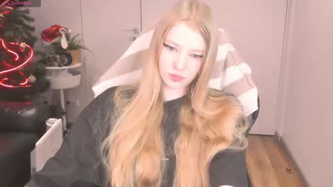 Snapshot of fluffy_ice chatting on December 17, 2025, 4:02 pm Mia online show from December 17, 2025, 4:02 pm