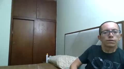 fonzi_flores online show from November 22, 2025, 12:26 pm