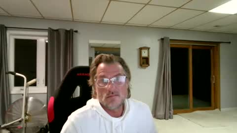 Snapshot of foodforcatfists chatting on April 2, 2026, 4:54 am foodforcatfists online show from April 2, 2026, 4:54 am