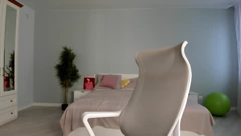 Kira online show from November 12, 2025, 2:01 am