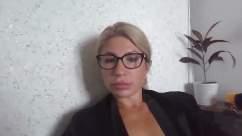 Snapshot of fox_red_lady7 chatting on September 11, 2025, 7:19 am fox_red_lady7 online show from September 11, 2025, 7:19 am