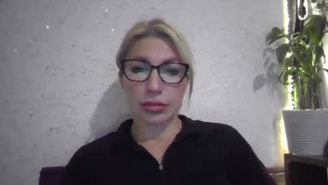 fox_red_lady7 online show from November 10, 2025, 1:32 pm