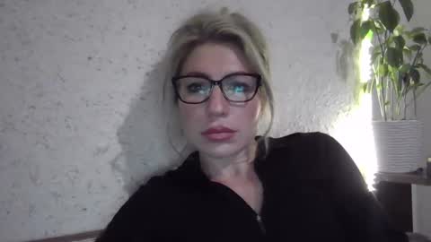 fox_red_lady7 online show from December 19, 2025, 8:49 pm