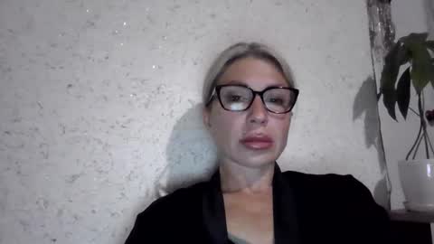 fox_red_lady7 online show from May 31, 2026, 7:15 pm