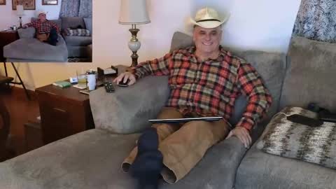 Snapshot of foxhunt99 chatting on January 18, 2025, 4:15 am Hunter online show from January 18, 2025, 4:15 am