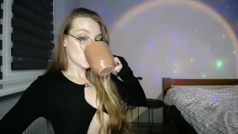 foxxialice online show from November 19, 2025, 5:46 pm