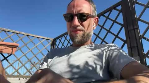 Snapshot of fra___ chatting on October 28, 2025, 9:35 am fra___ online show from October 28, 2025, 9:35 am