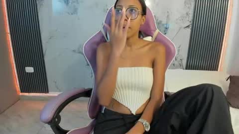 Snapshot of francis_leams chatting on July 1, 2026, 7:24 pm Laura online show from July 1, 2026, 7:24 pm