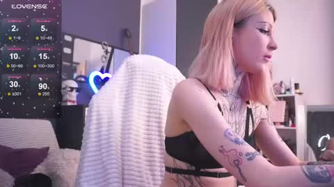 Snapshot of fraulein_mooon chatting on May 30, 2026, 9:34 pm Asya UwU online show from May 30, 2026, 9:34 pm