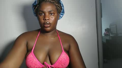 Snapshot of freakie_clit chatting on December 19, 2024, 8:23 pm pandora online show from December 19, 2024, 8:23 pm